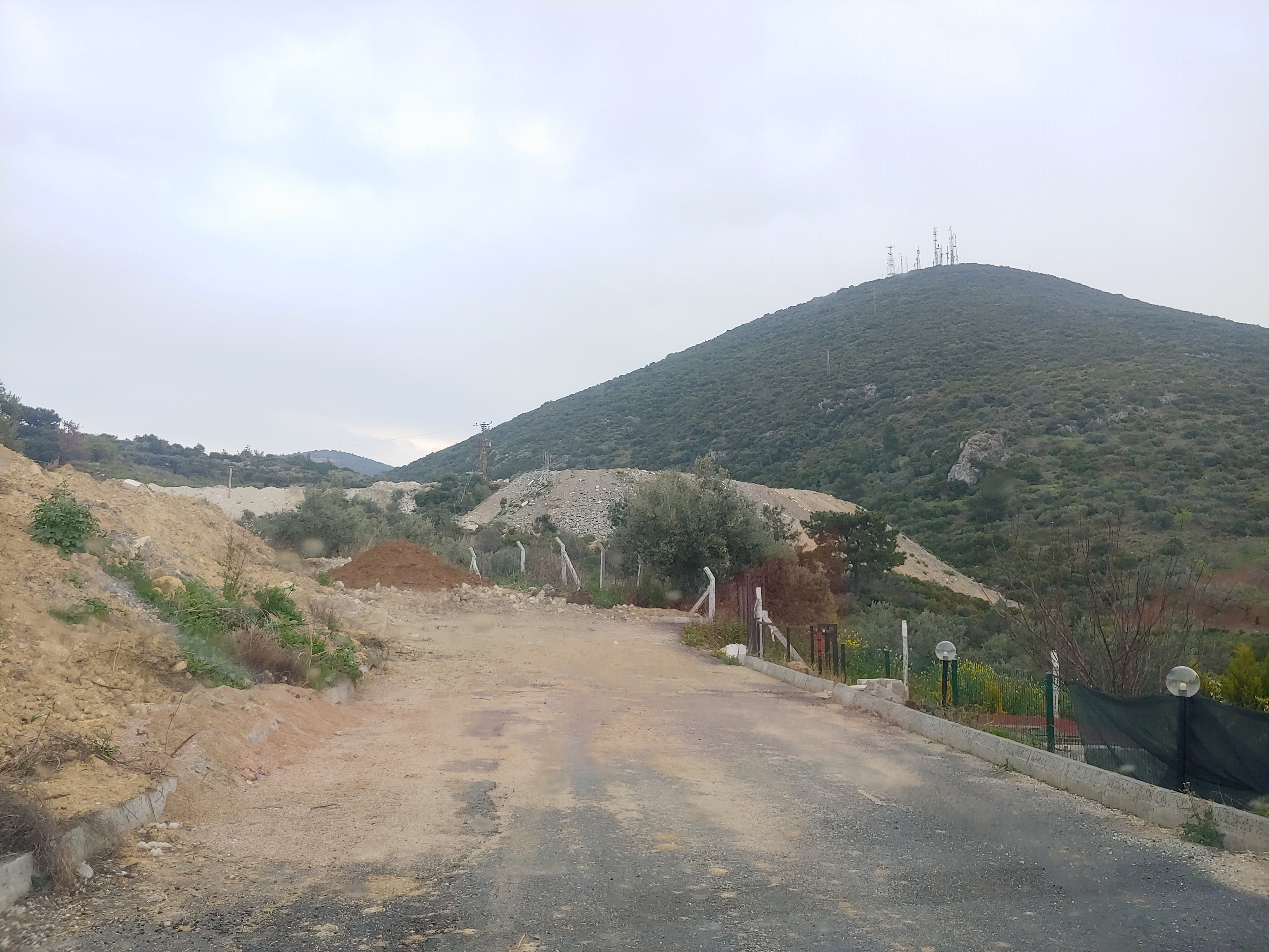 Kuşadası dağlarında talan izleri!