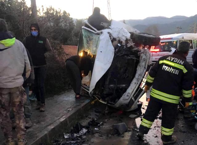 Minibüs ile kamyonet  kafa kafaya çarpıştı