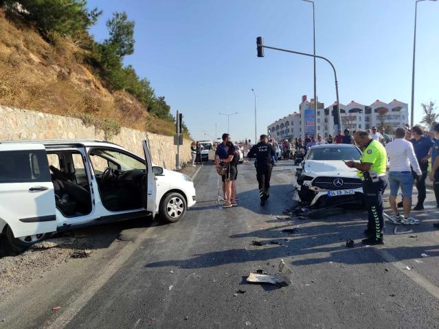 Alkollü sürücü ne kırmızı ışığı, ne  önünde duran otomobili gördü!