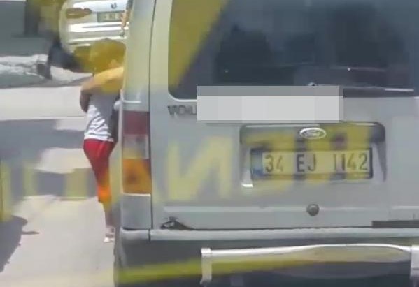 Yaramazlık yaptı diye 3 yaşındaki çocuğunu araçtan dışarı sarkıttı!