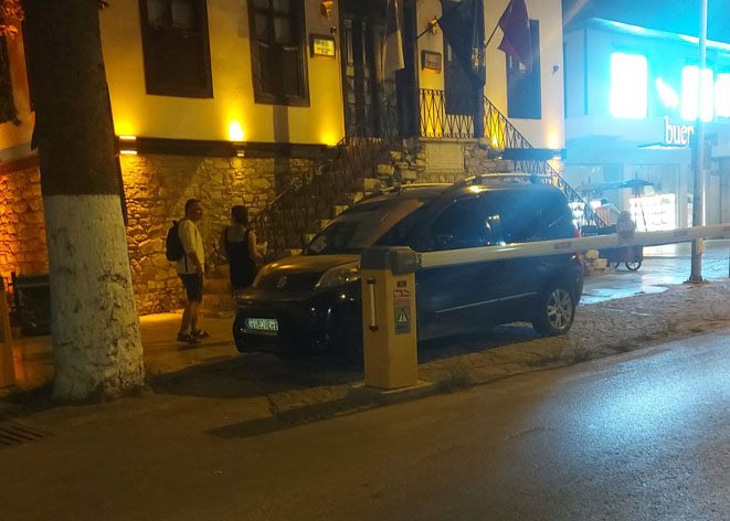 Kuşadası’nda skandal kaçamak!