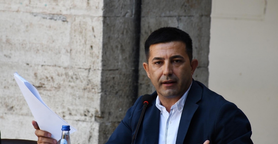 Kırmızı noktalı başkan yardımcısını görevden almaya güçleri yetmiyor!