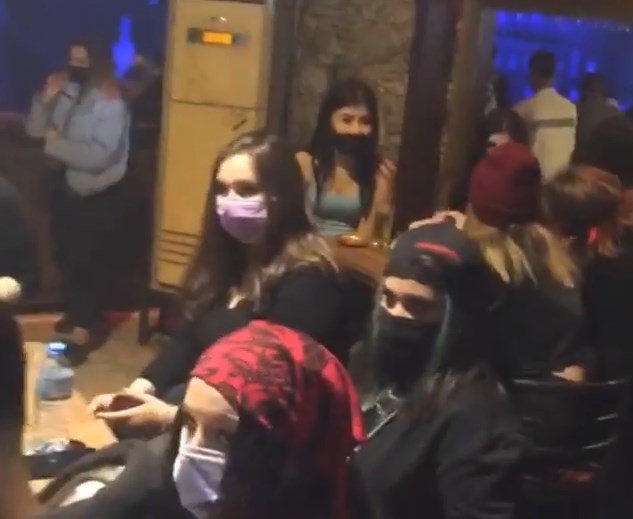 Önlemlere inat, canlı müzik eşliğinde kucak-kucağa eğlence!