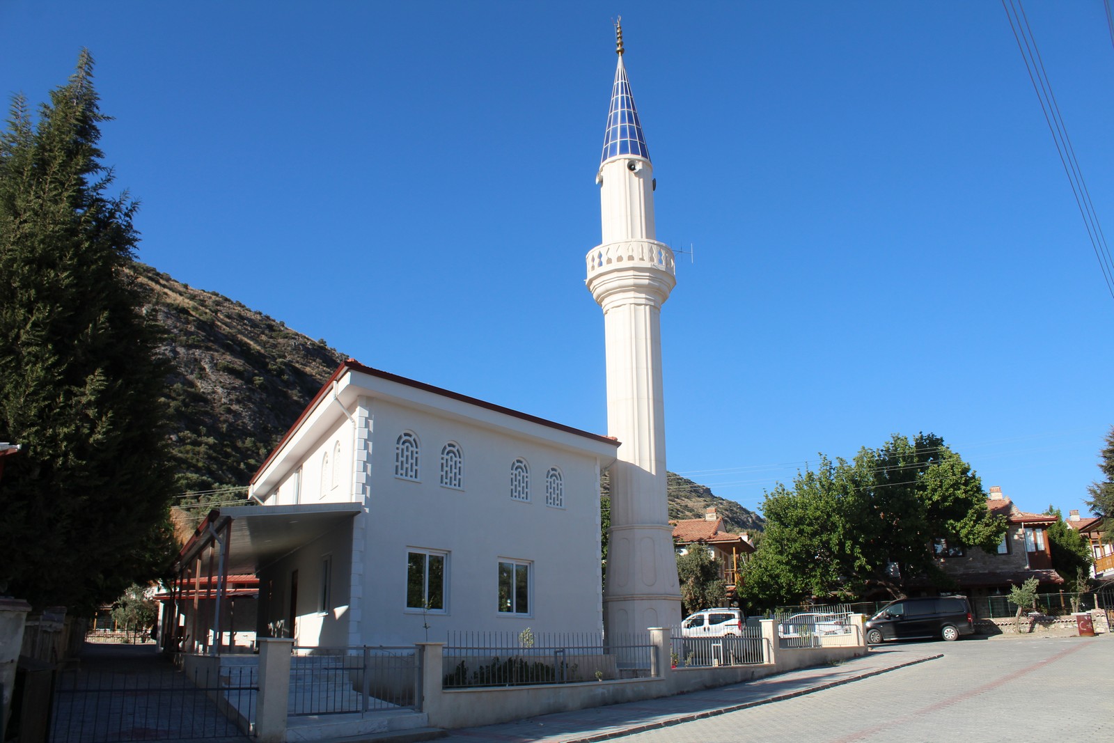 Mahalleli el ele  önce okul, sonra cami yaptırdı