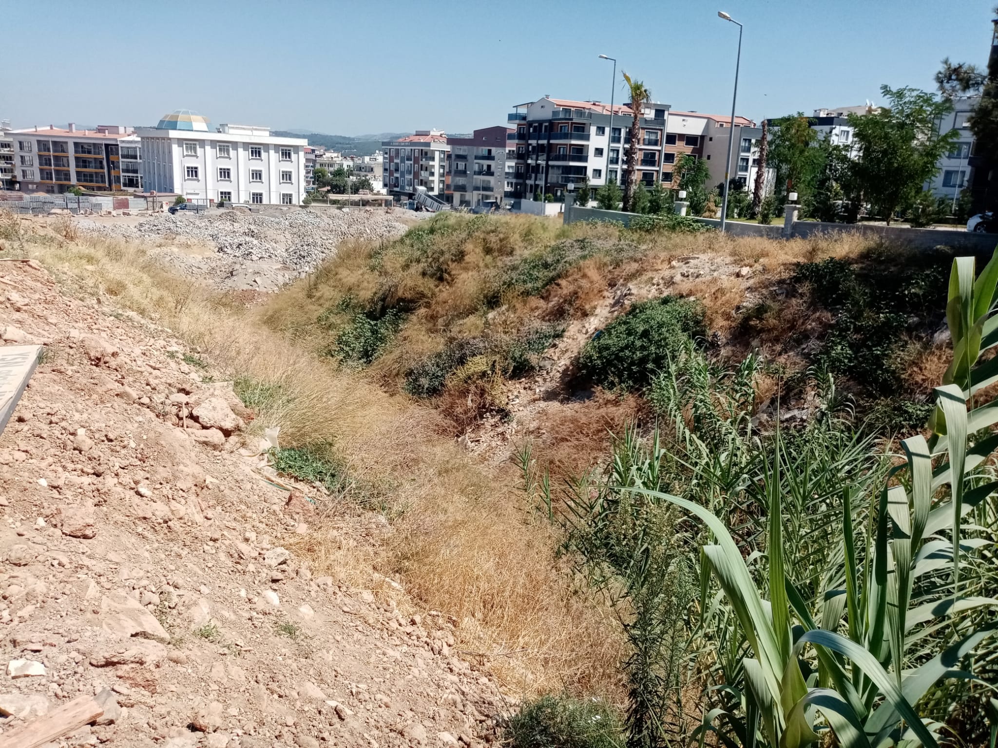 Göz göre göre, felakete davetiye! Dere yatağı molozla dolduruluyor