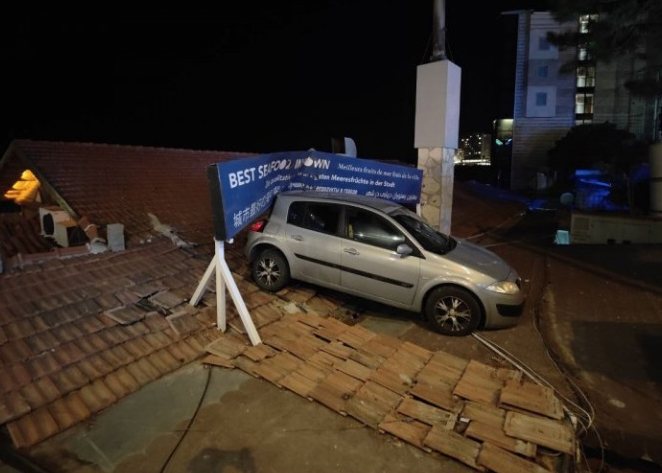 Çatıya otomobil kondu!