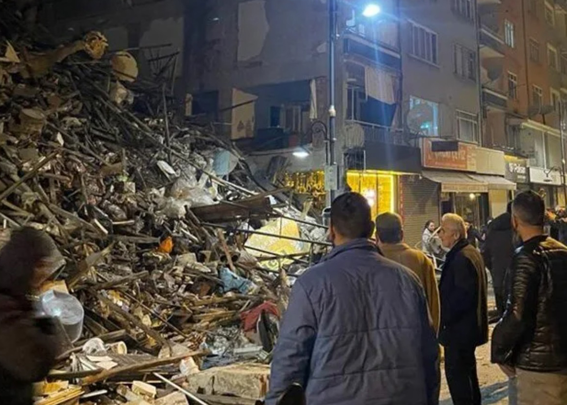  Türkiye 7,4'le sarsıldı!