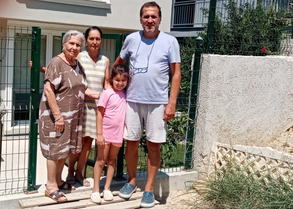 Yıl 2022! Turizmin yıldızı Kuşadası’nda hala elektrik bağlanmayan konut var!