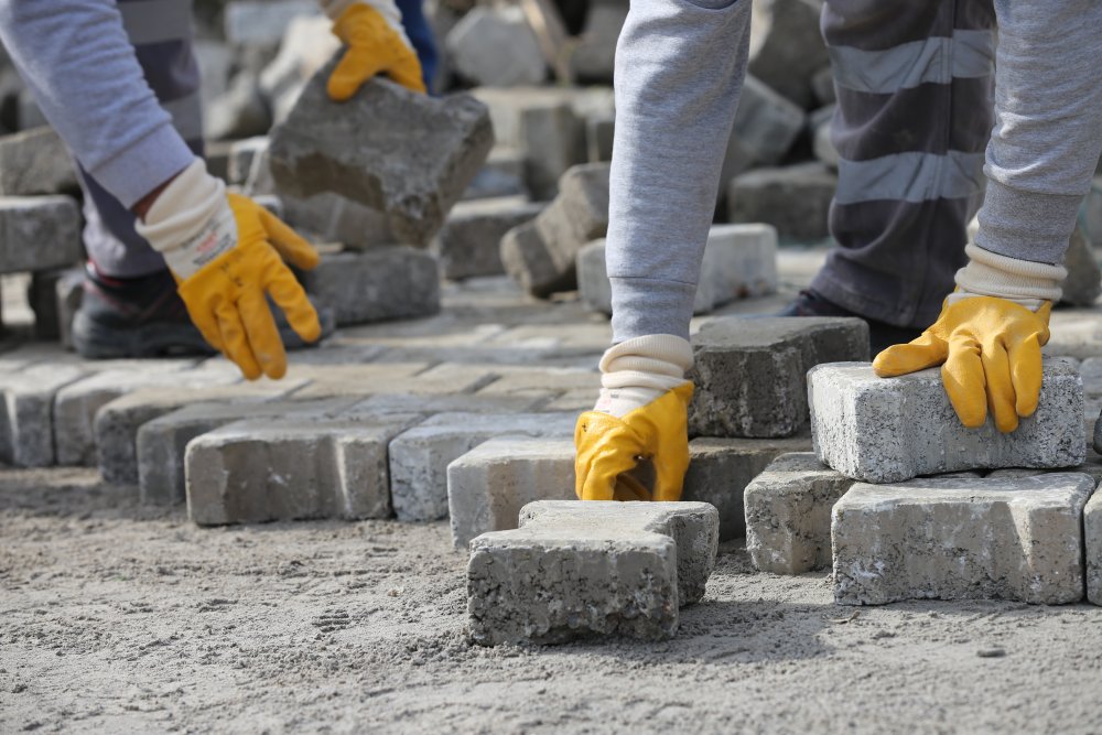 Kuşadası’nın sırt çevirdiği köyün yollarına komşu belediye sahip çıktı!