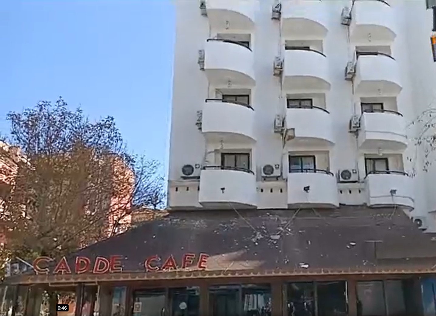 Ağır hasarlı diye boşaltılan otel boyanarak sezona hazırlanıyor!