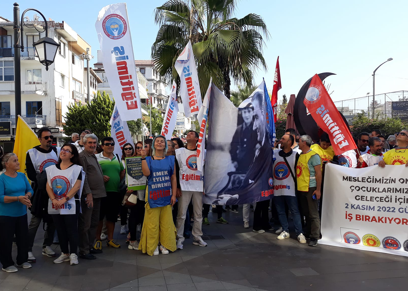 Eğitim emekçileri meydana indi