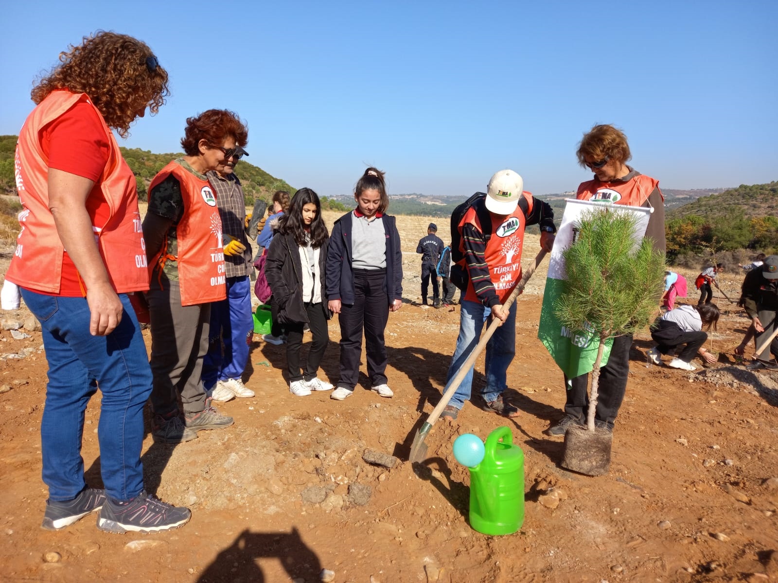 Fidanlar toprakla buluşturuldu