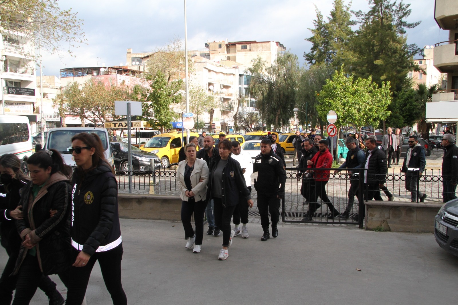 Dişi gangsterlerden kirli tuzak!