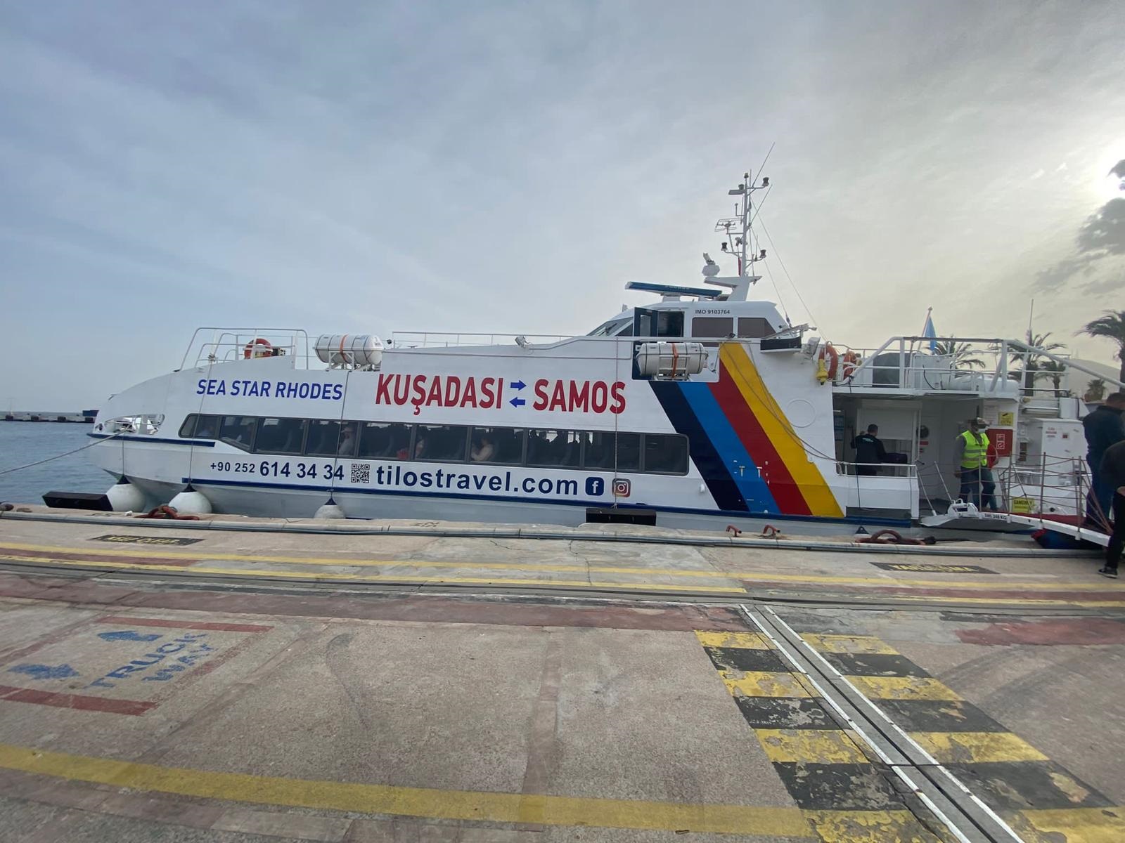 Samos’a ilk gemi demir aldı!