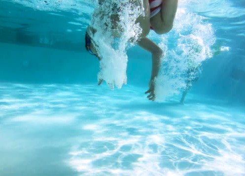 Havuzda akrobatik hareketler yapmak isterken boynunu kırdı