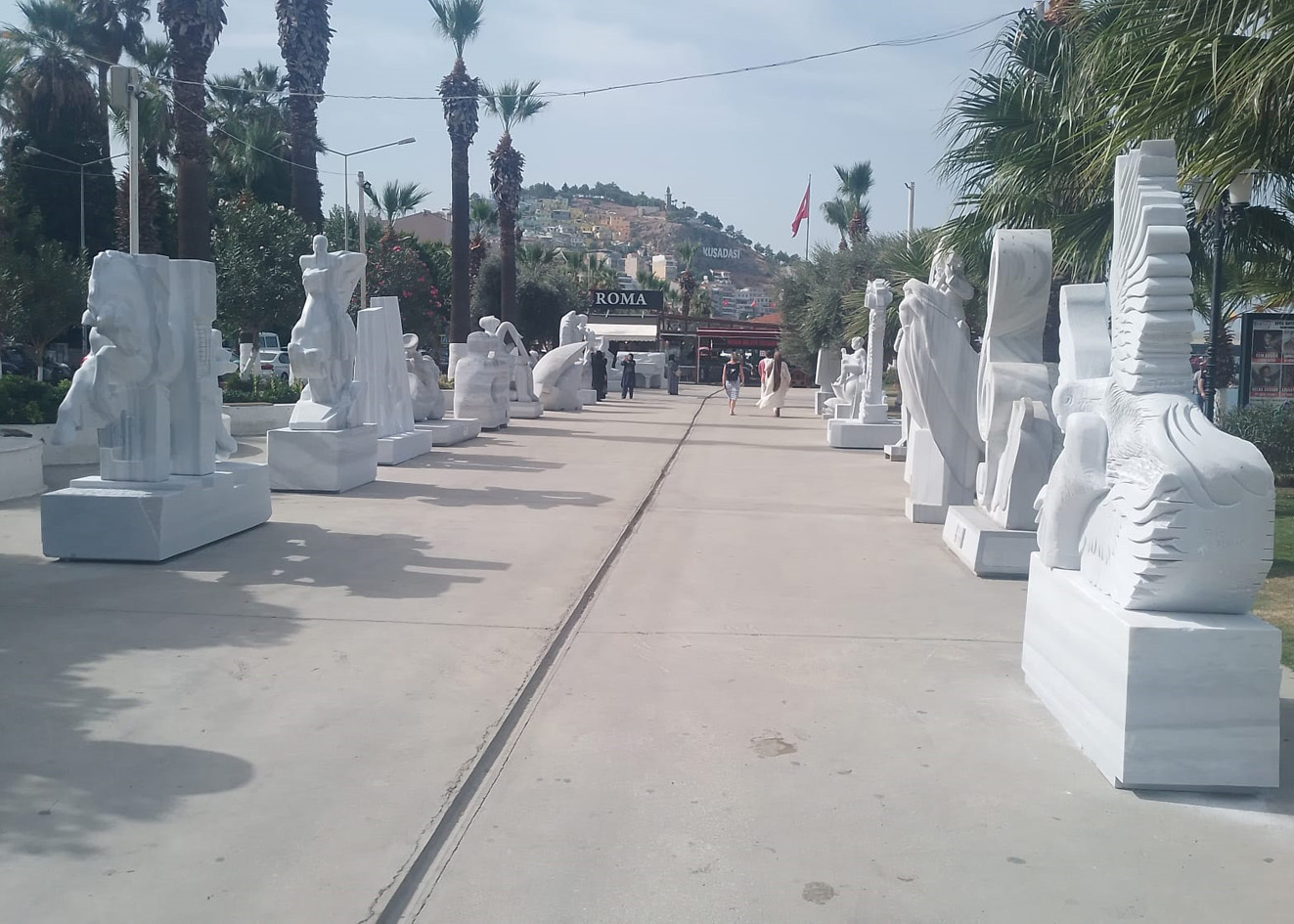 Kuşadası “kur korumalı” heykellerine kavuştu!