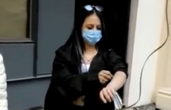 Kadın hırsız yakalanınca kendisini jiletle doğradı