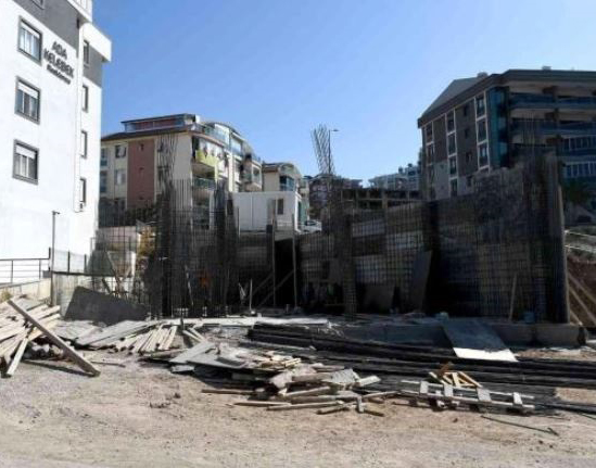 Maskeli hırsızlar inşaatı boşalttı 