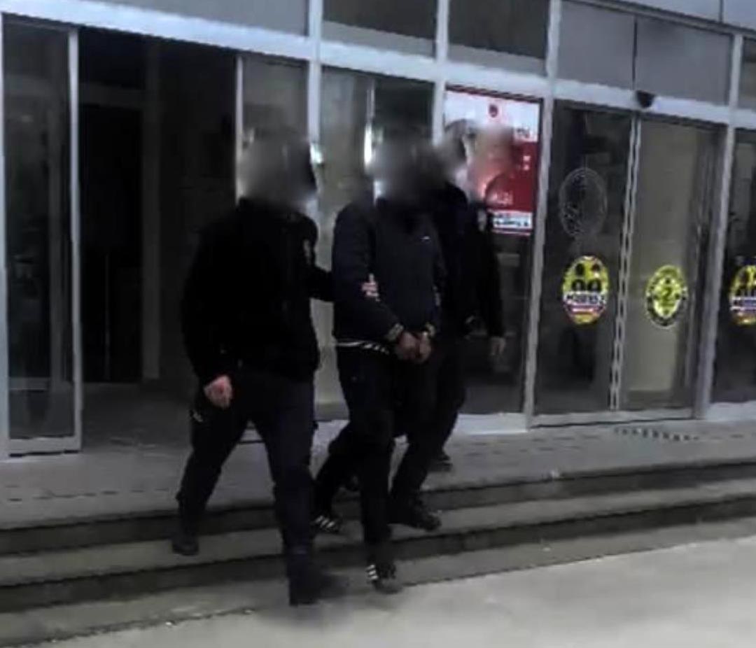 Polis, firari hırsızı iş  üzerinde yakaladı!