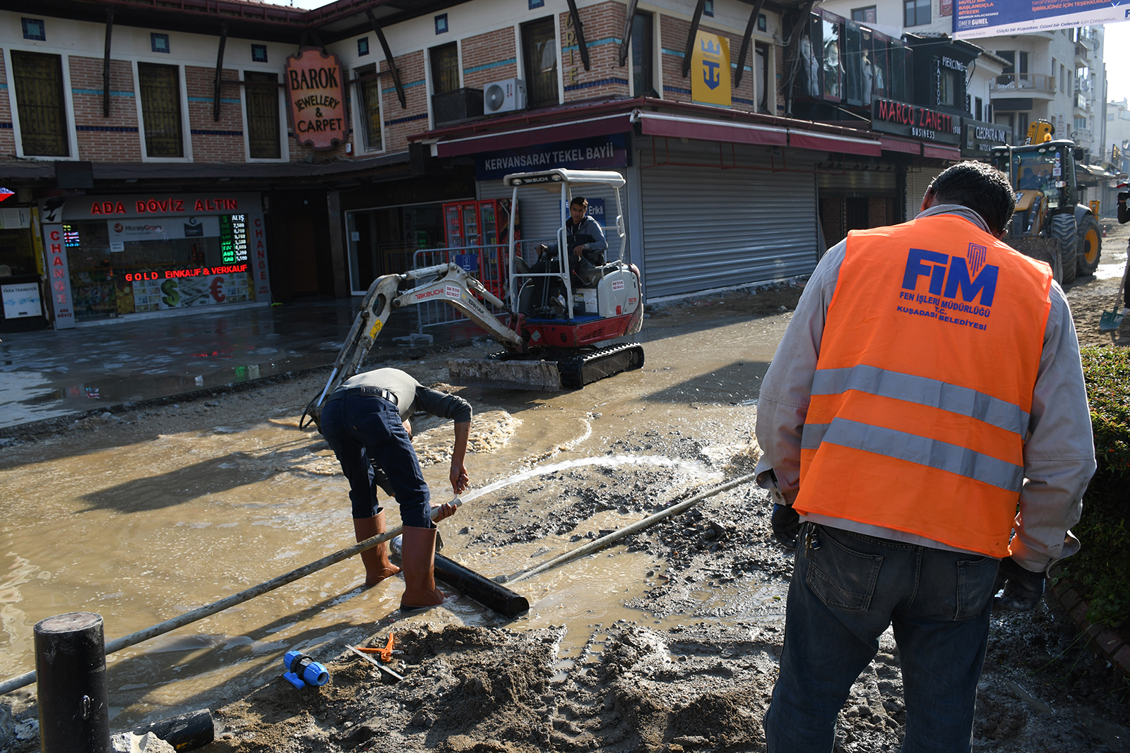 Çiçeğe, böceğe, heykele, konsere saçıyor, çalışan isteyince kaçıyor!