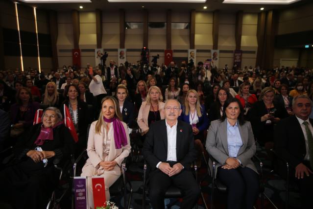 Kadın zirvesinde protokol isyanı!