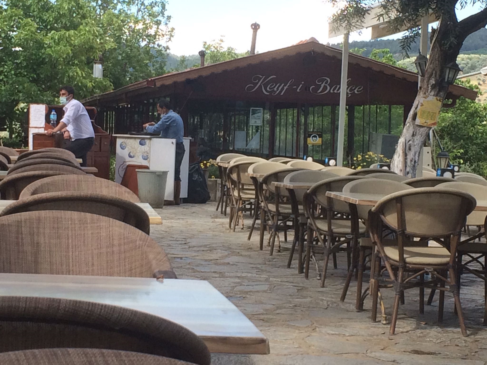 Burada çivi çakmak yasak ama  koskoca bir mekan inşa edildi!