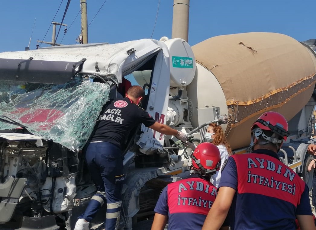 Kırmızı ışıkta bekleyen kamyona mikser çarptı