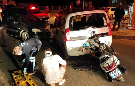 Alkollü motorcu duran otomobile camdan girdi