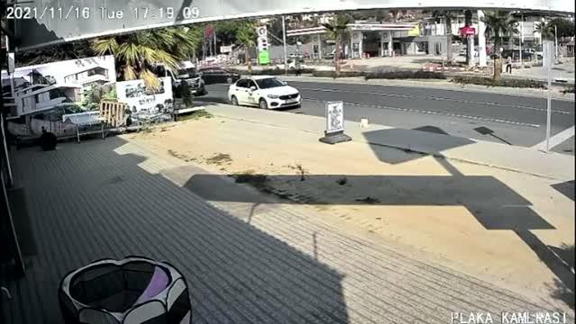 Önce yayaya, sonra ağaca çarptı!