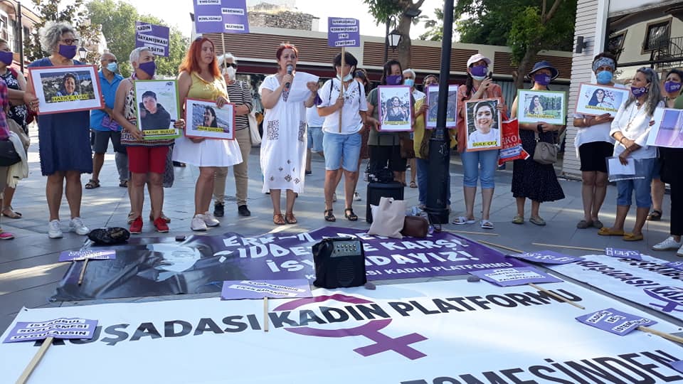 Kadınlar bu gün yine sokaklarda!