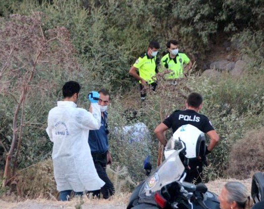 Moto kurye dereye  uçtu, 2 kişi can verdi