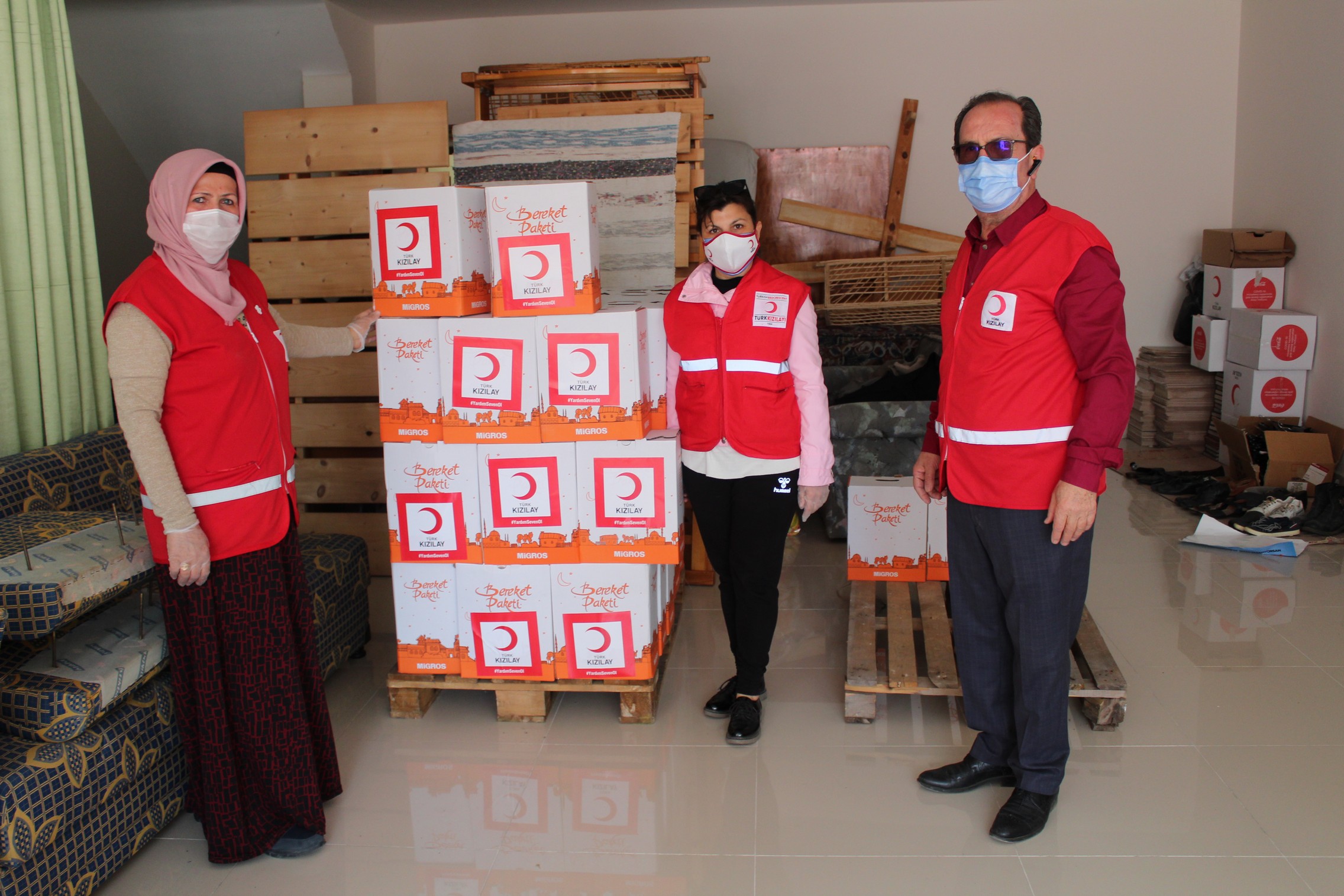 Kuşadası’nda yaşayan ihtiyaç sahiplerine, iki koldan gıda yardımı