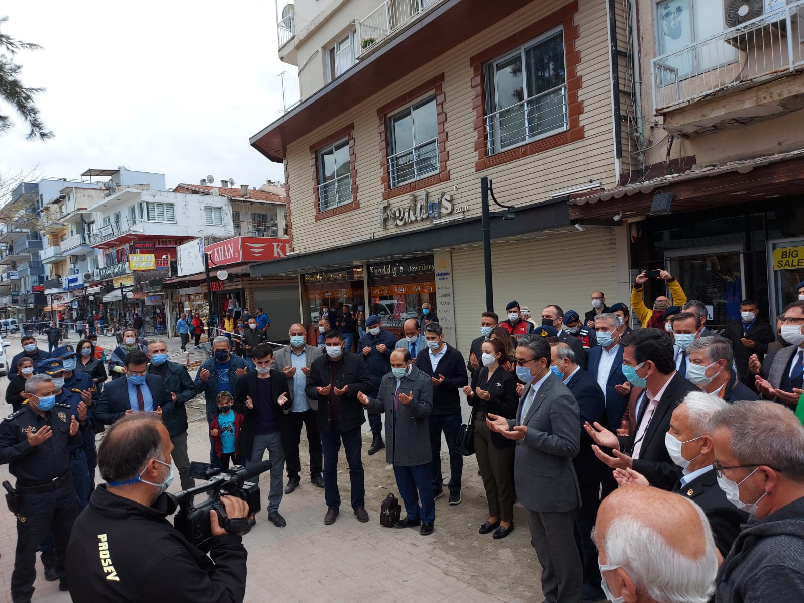 Kuşadası Polisi şehitler anısına lokma döktürdü