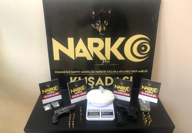 Kuşadası'nda 2 torbacı Honaz'a yakalandı