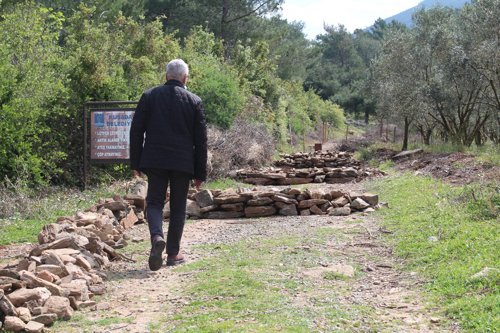 Antik kent yoluna dikenli tel engeli