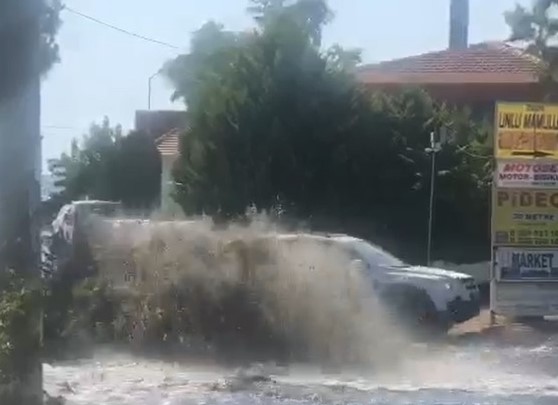 Kanalizasyon bomba gibi patladı Kuşadası’nın bayramı zehir oldu!