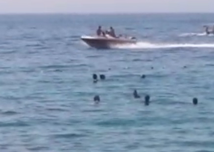 Kuşadası plajlarında tehlikeli oyun!