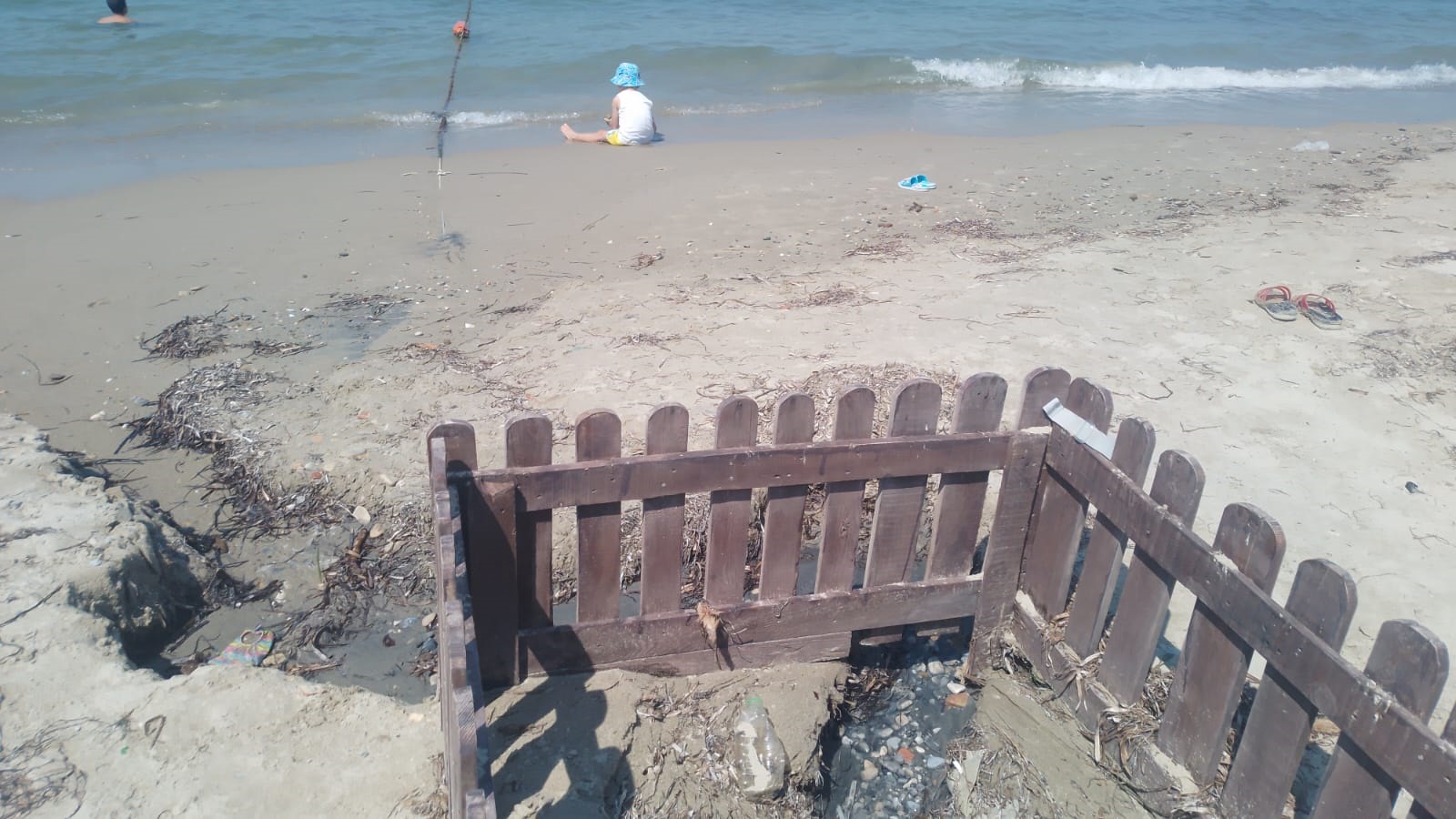 Sokaklardan sonra deniz de kirlendi!