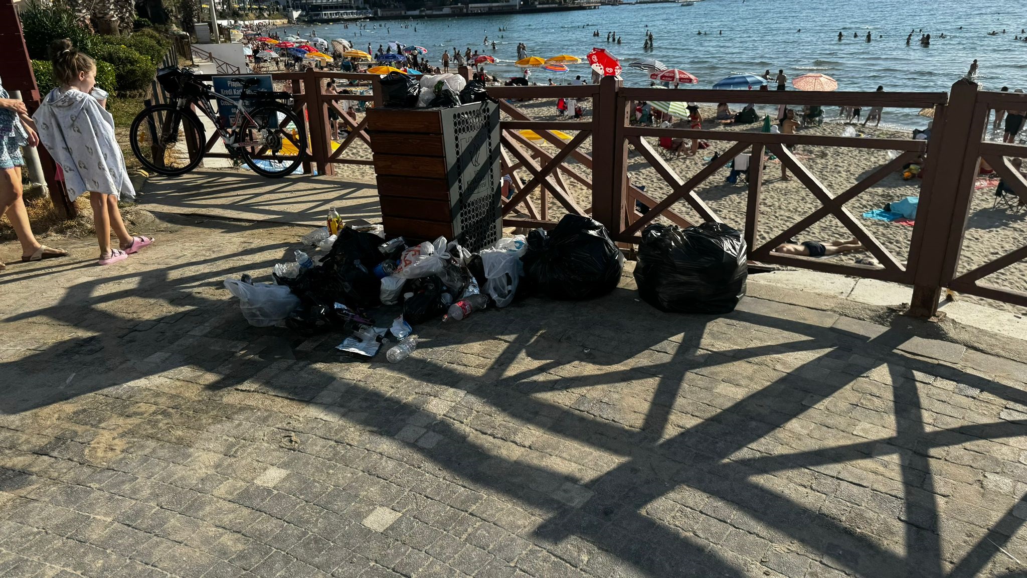 Bedava şemsiye ve şezlong sözü verdiler, plajları çöp doldurdular