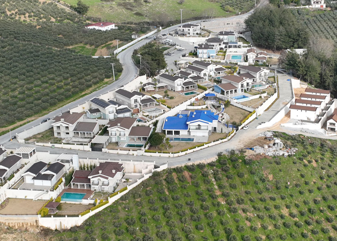 Ömer Günel sarayda, sarayın  sahibi sosyal konutta yaşıyor!