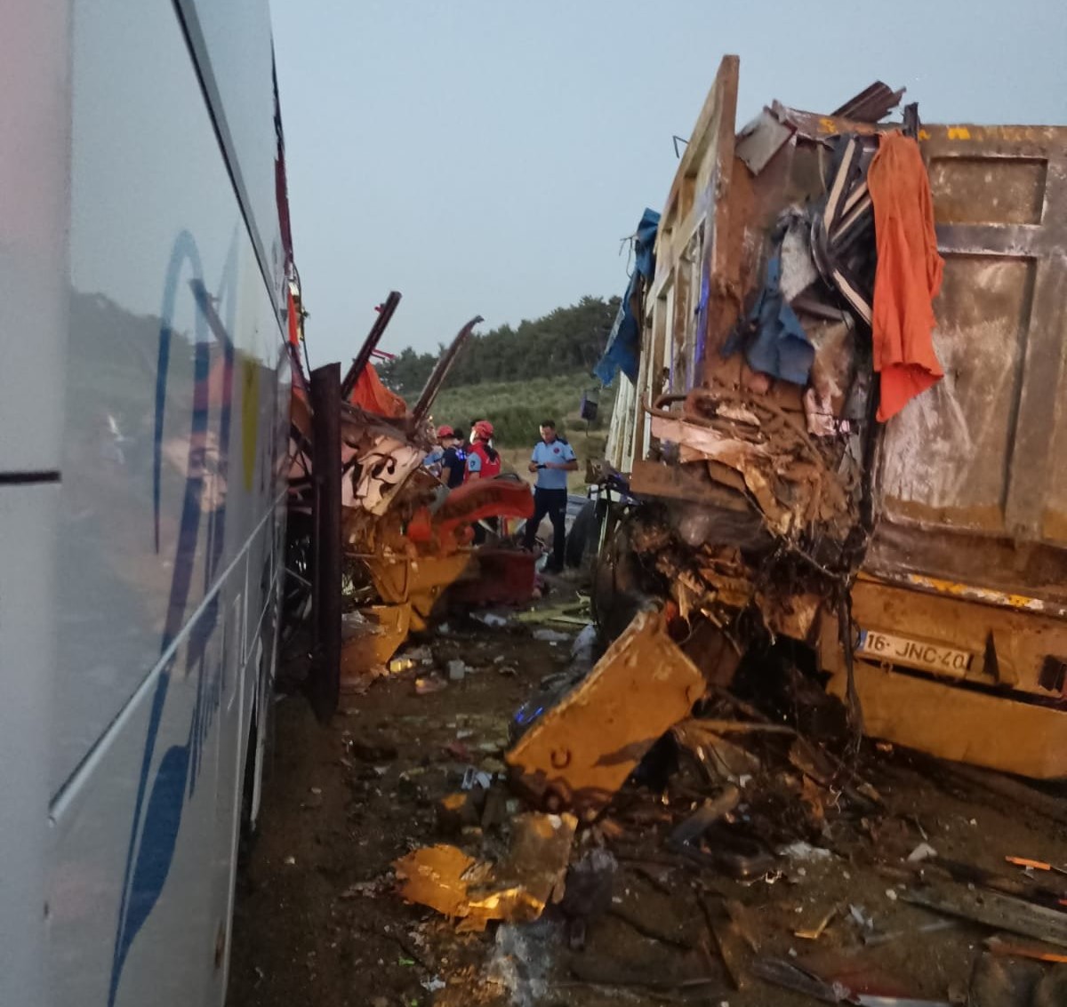 Otobüs TIR’a çarptı; 9 ölü, 30 yaralı var…