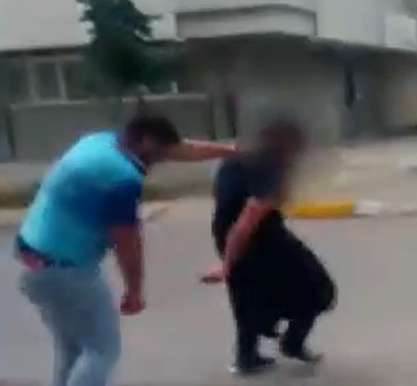 Eşini taciz eden adama iç çamaşırı giydirip dövdü