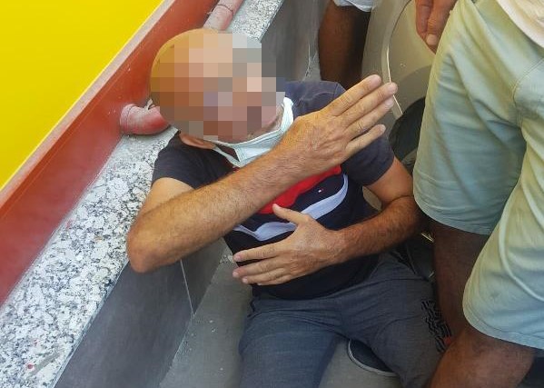 Dolmuş durağındaki tacizciyi halkın öfkesinden polis kurtardı!