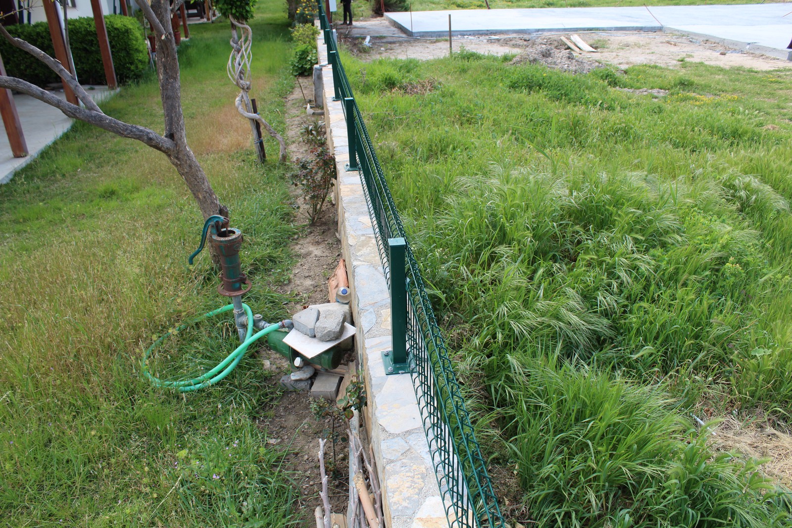 Kuşadası Belediyesi kıyıdaki kaçak  temelin faturasını komşulara kesti