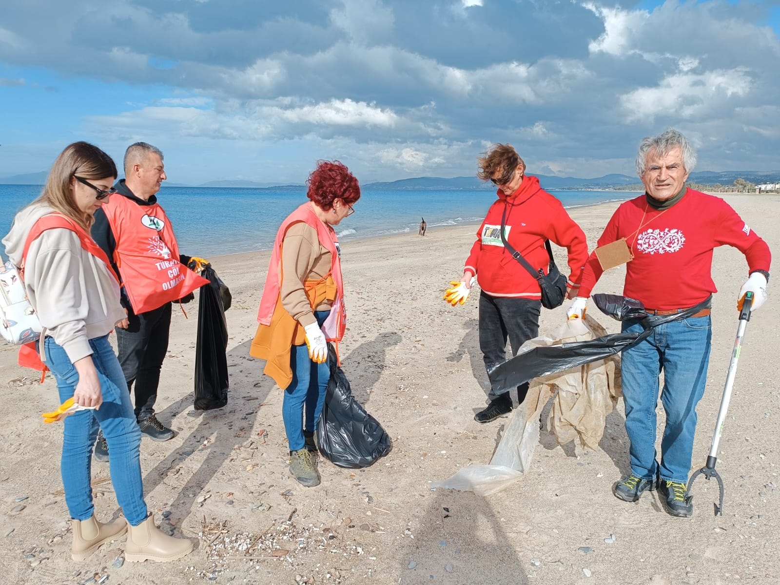 Güzelçamlı Toprak Dede’yi unutmadı