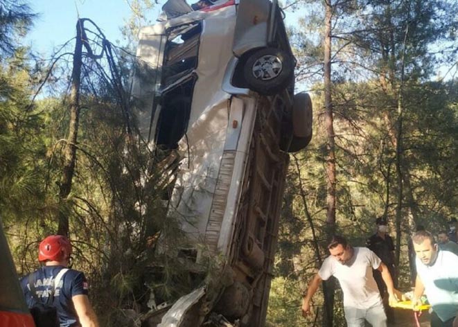 Türbe yolcularını taşıyan midibüs şarampole yuvarlandı, 8 kişi öldü