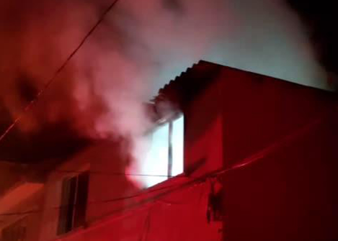 Karısına kızdı, evi yaktı!