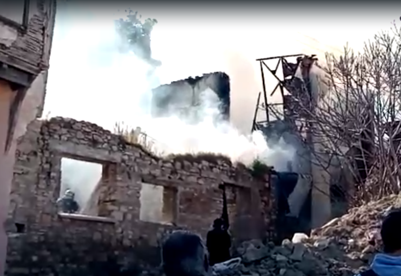 Geçmişin tanığı alevlere teslim!