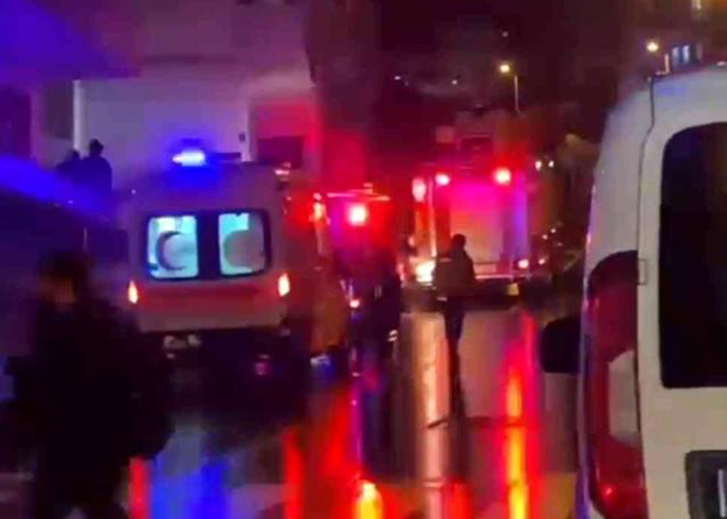 Meraklı komşular alt kattaki yangını izlerken zehirlendi!