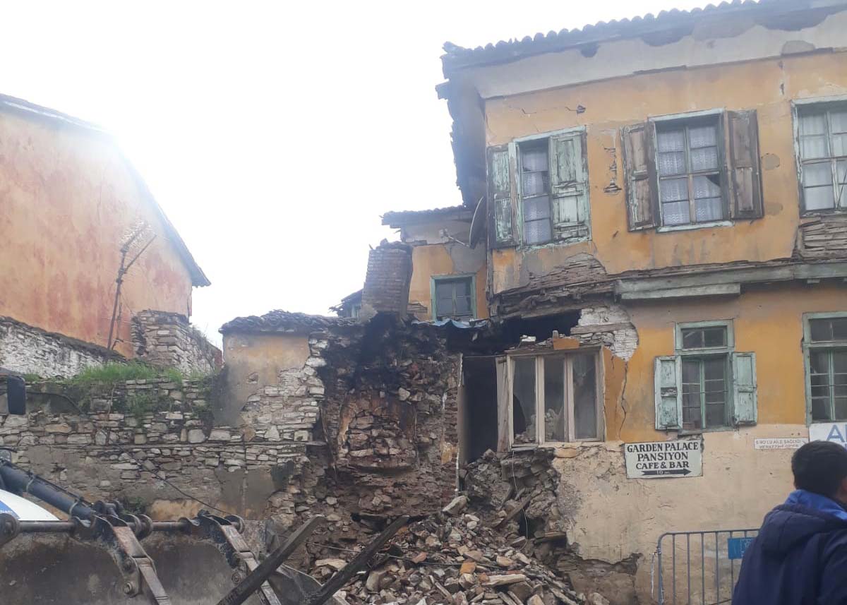 Şiddetli yağmur yıktı geçti!